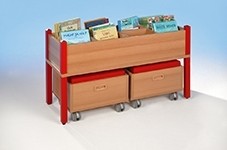 Bücher und Spielekiste mit 2 Rollhockern