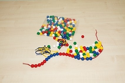 Bunte Fädelperlen