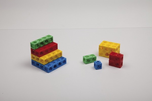 100 Steckwürfel rot,blau,gelb,grün,weiß sortiert