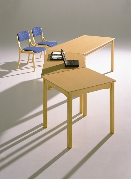 Trapeztisch mit Quadratprofilfüßen