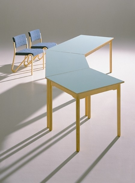 Trapeztisch mit Rundprofilfüßen