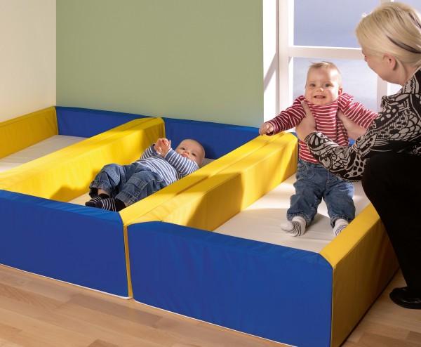 Kleines stapelbares Kinderbettchen "Modell Minis"