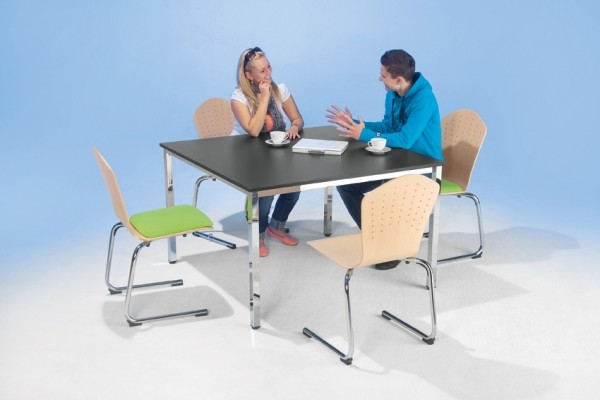 Rechtecktisch mit Quadratrohrfuß in Chrom