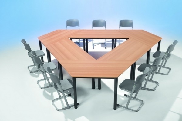 Trapeztisch mit pulverbeschichtetem Rundrohrfuß