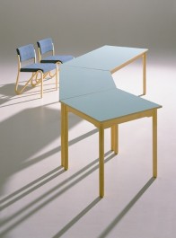 Trapeztisch mit Rundprofilfüßen