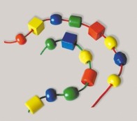 Fädelset 3 mit 20 bunten Holzperlen