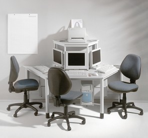 Computerinsel mit 3 Arbeitsplätzen für Flachbildschirme