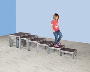 Hockertreppe mit 11 Hockern